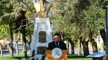 El intendente a cargo, Claudio Pinilla, llevó a cabo el acto protocolar en el monumento a Plottier 