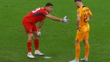 Efecto ‘Dibu’ Martínez: FIFA aprobó una polémica resolución para los penales