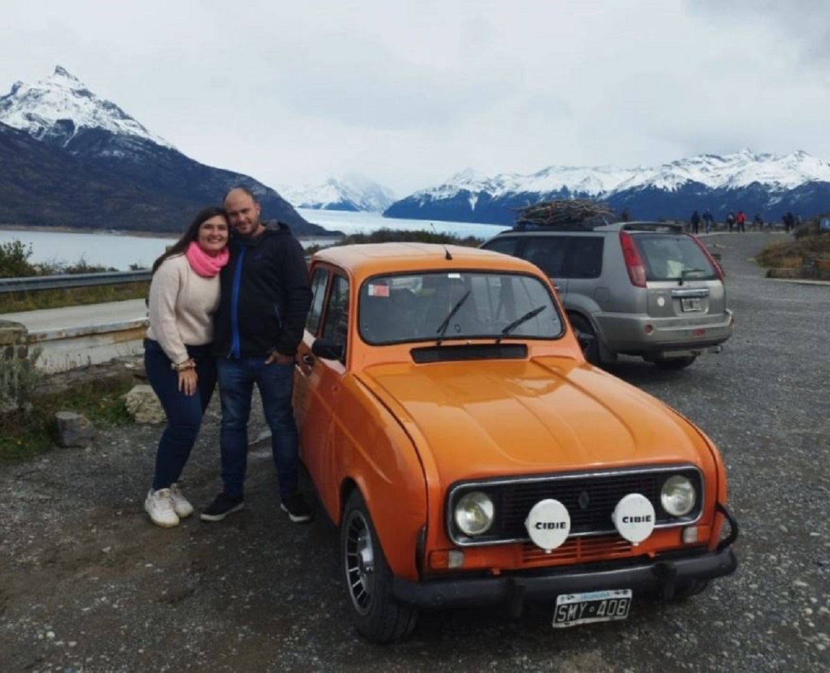 En un Renault 4 Naza y Mike recorrieron los mejores paisajes de la Patagonia. Fotos y videos en Instagram @nazamansillaa  y @mike_barabas.