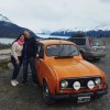 Imagen de La Naranja fiel, un Renault 4 del ’85 los llevó hasta el Glaciar Perito Moreno y la sorprendió este broche de oro