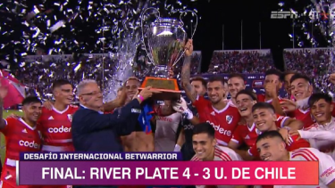 Los hinchas se burlaron de la copa obtenida por River en el amistoso ante la universidad de Chile. 