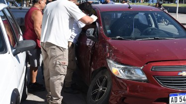 La acompañante tuvo que ser derivada al hospital de Roca en una ambulancia. foto: Juan Thomes.