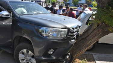 Tras un choque piden colocar reductores de velocidad en una calle del centro de Roca
