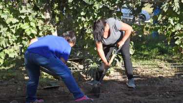 Las mujeres están construyendo la casa de una de sus compañeras en Chacra Monte. Foto: Juan Thomes.