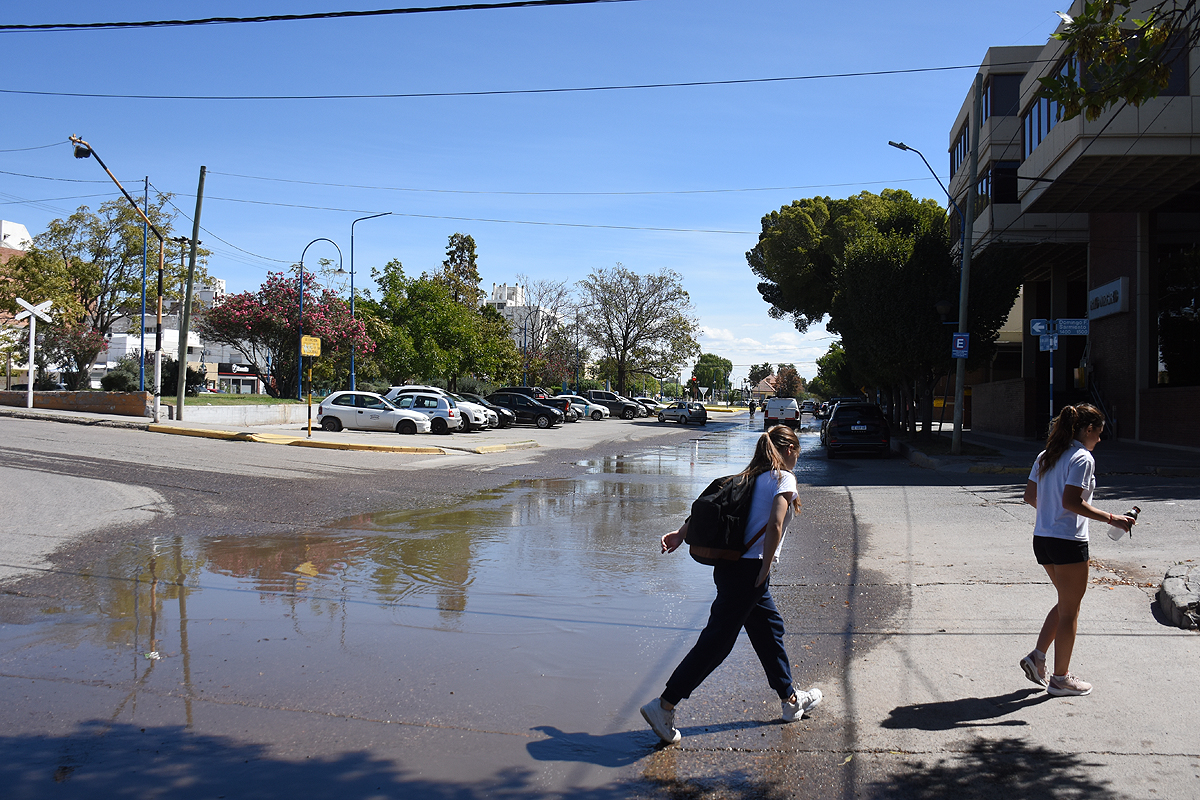  Otra vez los desechos cloacales corren por la calle céntrica. Foto Andrés Maripe
