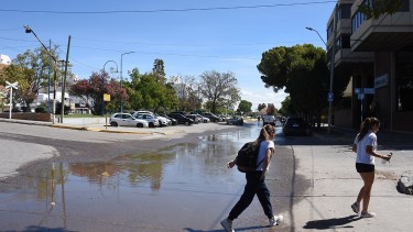 Nuevamente la calle 9 de Julio se inundó en Roca