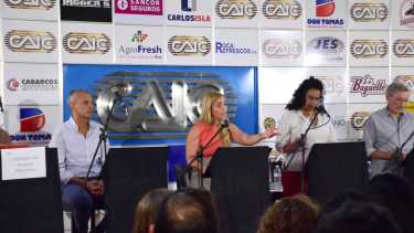 Los candidatos recibieron un botella de vino como regalo por participar del debate. 