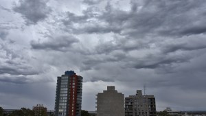 Antes de la primavera, llega el caos climático al Alto Valle: sábado con lluvia, viento y posible tormenta eléctrica