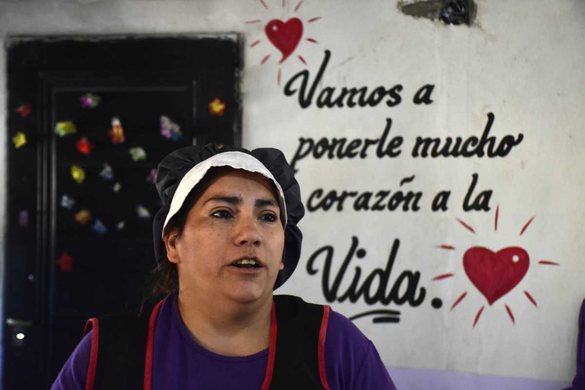 El grupo de mujeres sostiene el comedor porque no sólo aumentó el número de chicos sino también de adultos mayores. Foto: Andres Maripe.