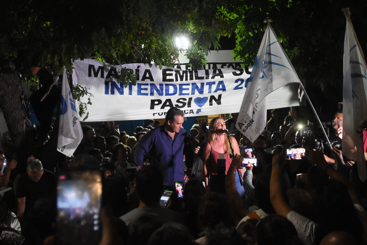 La intendenta, María Emilia Soria, junto a su hermano, ministro nacional, en los festejos sobre calle Tucumán casi Córdoba. (Foto: Juan Thomes)
