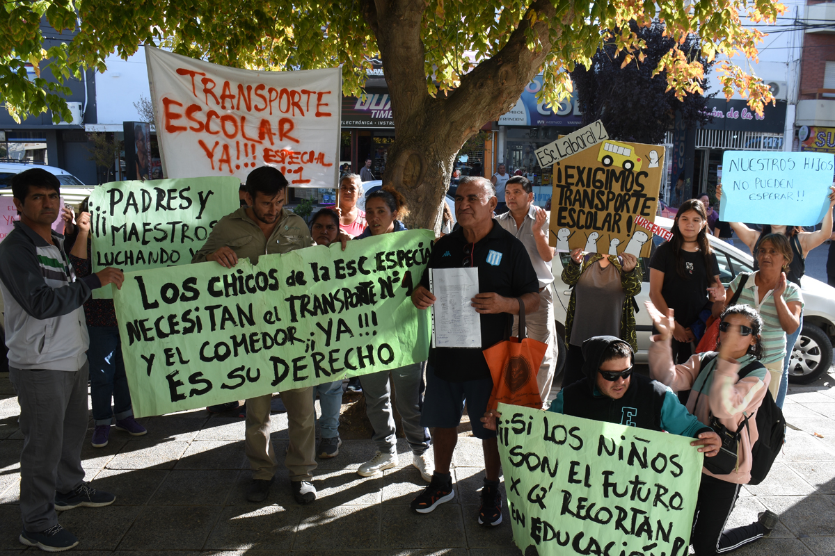 Los padres exigieron a las autoridades de Educación la puesta en marcha del servicio. foto: Juan Thomes.