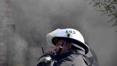 Su casa se incendió y necesitan ayuda para construirla y vestir a sus hijos, en Roca