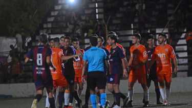 El clásico entre Roca y el Norte tuvo poco fútbol, abundaron los tumultos y la violencia. Fotos: Andrés Maripe 