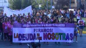 Lo que dejó el 8M en Roca: una marcha masiva y la catedral sin pintadas esta vez