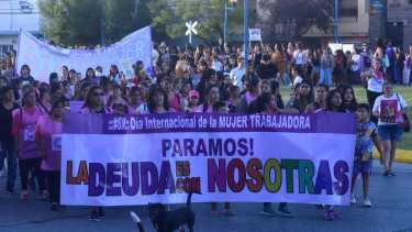 La consigna nacional encabezó la columna. Foto: Andres Maripe