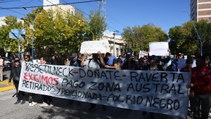 Miércoles de marchas y paro en Roca: policías retirados y trabajadores de salud en las calles