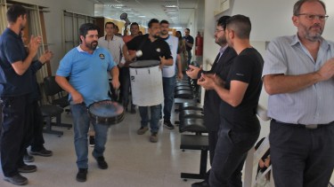 Sanhueza encabezó esta mañana la protesta en la Ciudad Judciial, en Roca. foto: Juan Thomes.