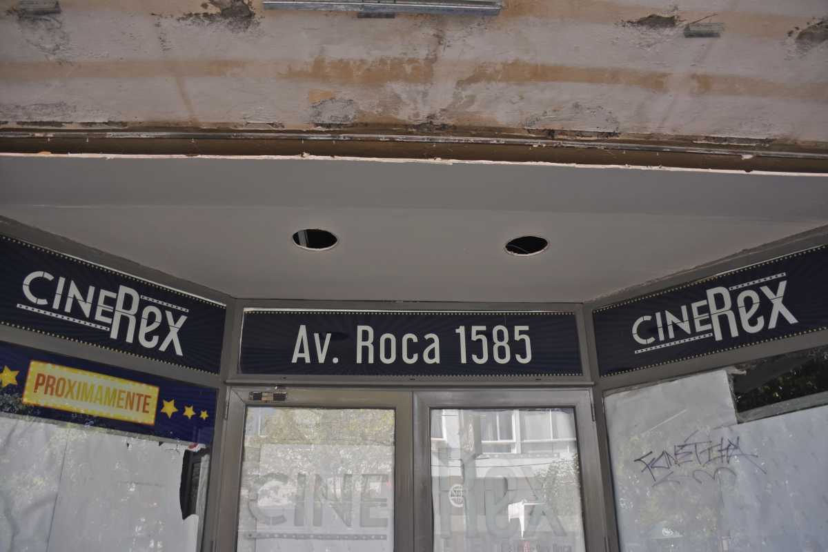 El cine cerró sus puertas en  octubre del  2022 y los vecinos de Roca se quedaron si su sala. foto: Juan Thomes.