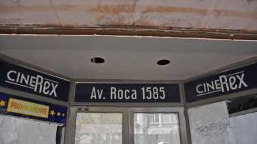 El cine cerró sus puertas en  octubre del  2022 y los vecinos de Roca se quedaron si su sala. foto: Juan Thomes.