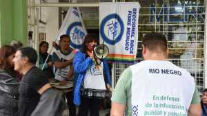 En el primer día de paro, los docentes reclaman en el Consejo de Educación en Roca