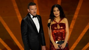 La decepción de Salma Hayek al anunciar que «Sin Novedad en el Frente» había derrotado a «Argentina, 1985»