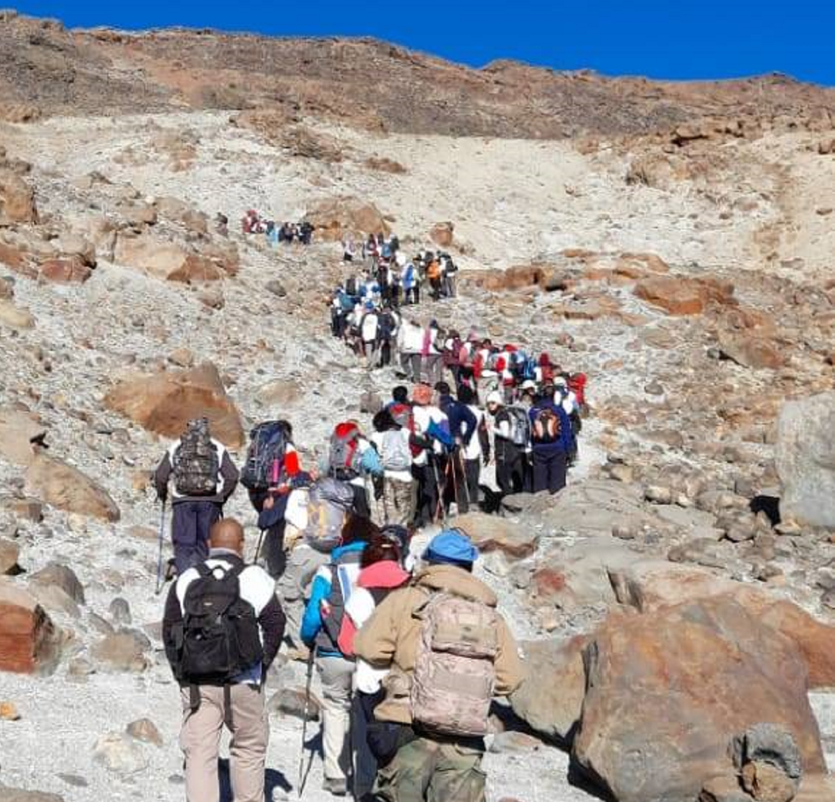 200 personas hicieron cumbre en el volcán Copahue para recordar a excombatientes. Foto: facebook 