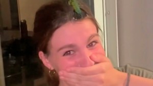 Un colibrí se posó en su cabeza y se emocionó: “Le pedí a mi perrita una señal para saber que estaba bien”