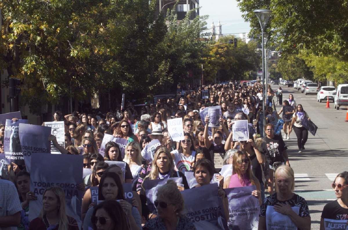 Cientos de personas marcharon con el pedido de justicia para Agostina Jalabert. Foto: Pablo Leguizamon.