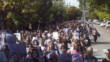 Cientos de personas marcharon con el pedido de justicia para Agostina Jalabert. Foto: Pablo Leguizamon.