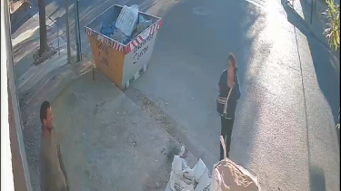 Fueron capturados mientras robaban una cámara en Barrio Belgrano. Foto: captura 