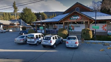 Un llamado al 911 advirtió a la policía respecto a la presencia de tres personas en el depósito del supermercado. 