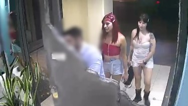 El ingreso al edificio quedó grabado en las cámaras de seguridad.