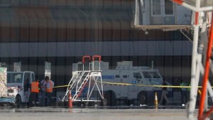 Intenso tiroteo en el aeropuerto de Santiago de Chile dejó dos muertos: intentaron robar un camión blindado