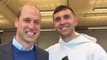 El arquero de la Selección Argentina, Emiliano Martínez, se sacó una foto con el príncipe William. 
