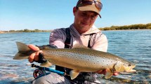 Imagen de El paraíso de los pescadores: fueron al Limay Medio y picaron estas truchas