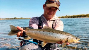 El paraíso de los pescadores: fueron al Limay Medio y picaron estas truchas