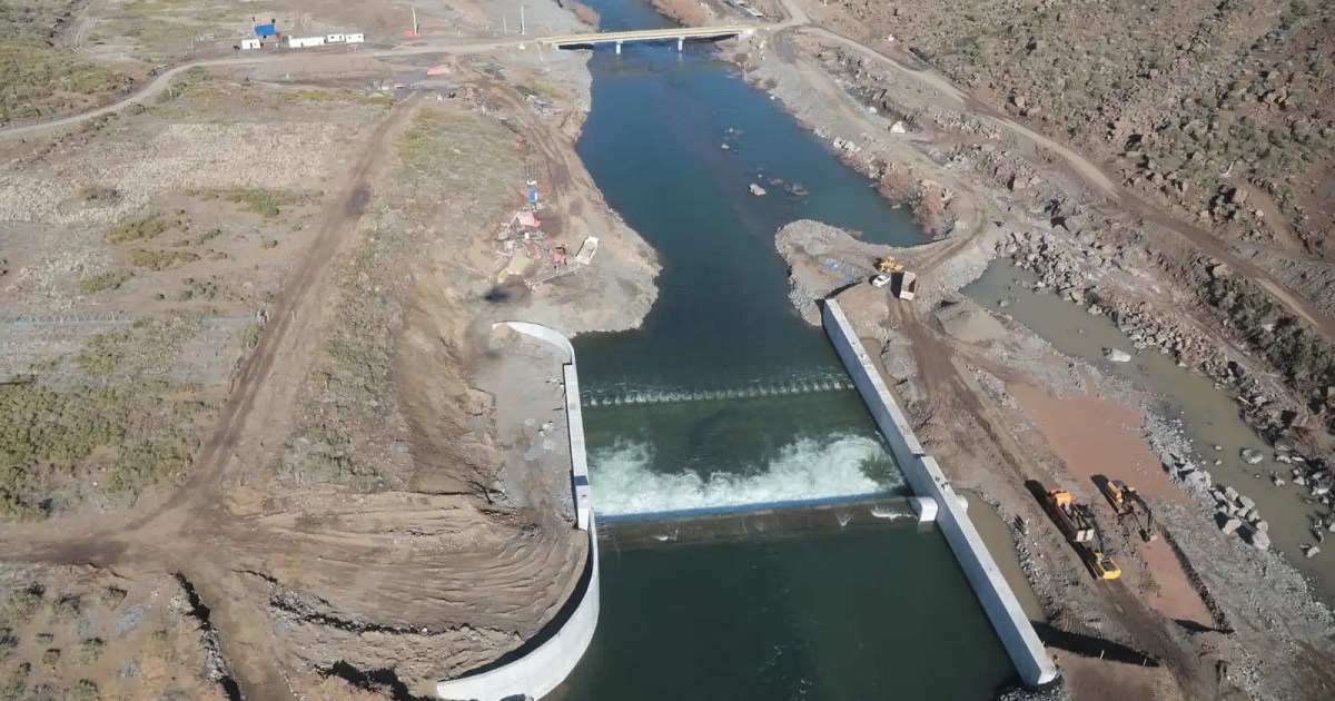 La polémique continue sur la truite piégée dans le barrage de Nahueve, qu’a dit l’entreprise