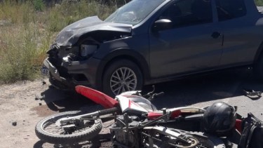 El motociclista voló unos 30 metros. Foto gentileza