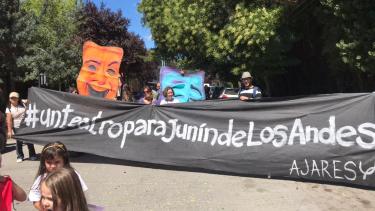 Ajares es la Asociación Juninense para las Artes Escénicas, agrupación conformada por artistas, técnicos y trabajadores de las artes escénicas, y por vecinos interesados en apoyar el
teatro.