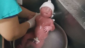 Video: de la sala de Salud a parir en la calle, cómo fue el dramático minuto a minuto en Las Perlas