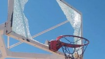 Imagen de Destrozan un aro de básquet en el Parque Ferreira de Viedma