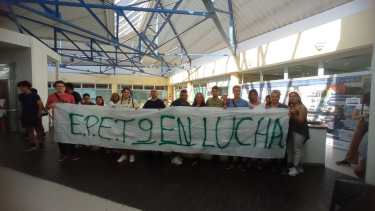 Padres y alumnos de la EPET9 en el Consejo Provincial de Educación (gentileza)