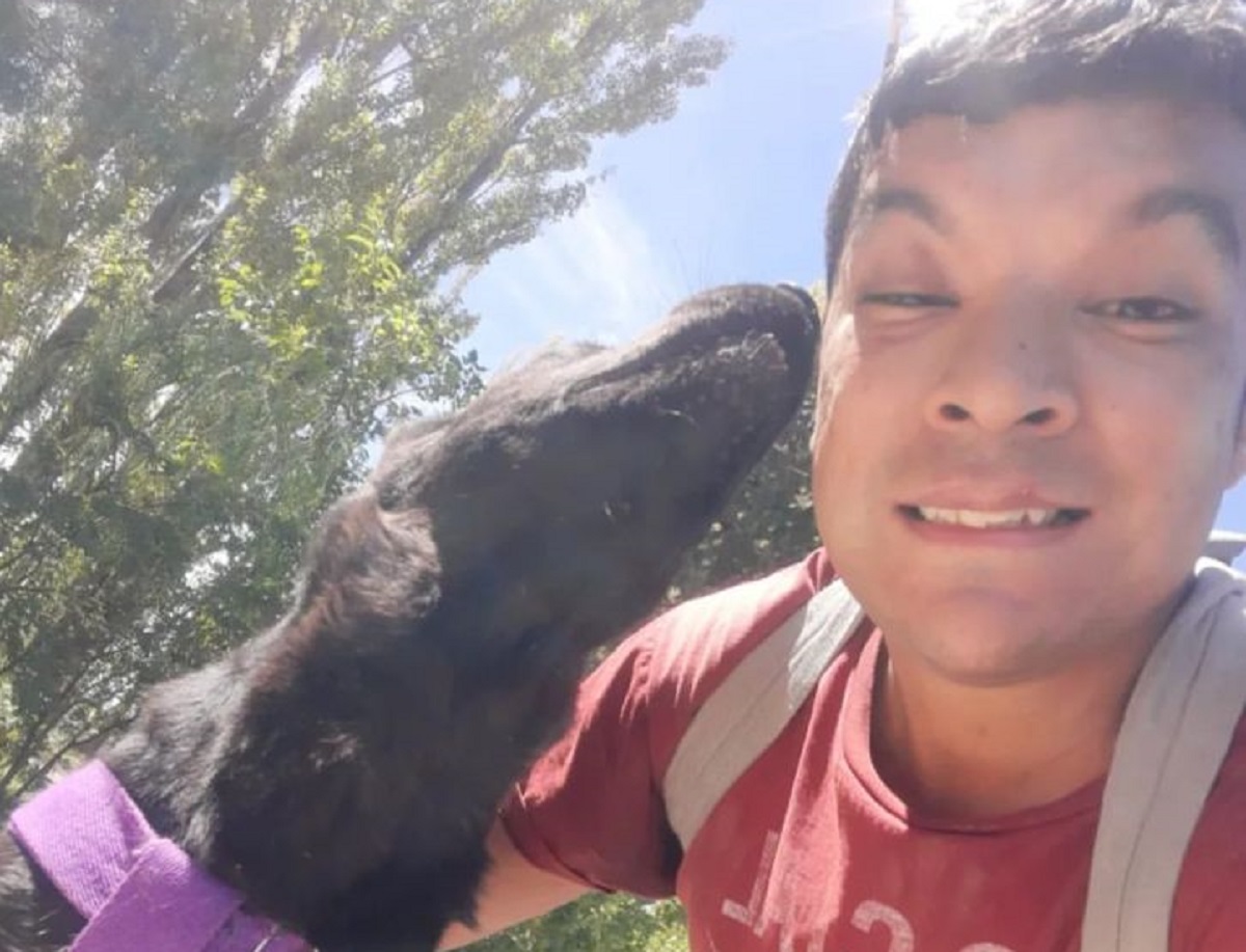 Natanael compartió en redes sociales una foto junto a uno de los perros que pasea. Foto: Gentileza.