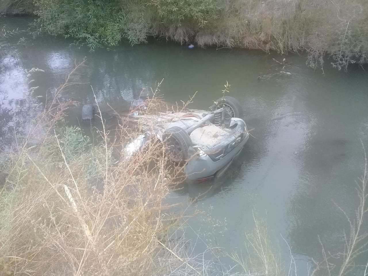 El vehículo fue encontrado ayer al mediodía en un desagüe ubicado en cercanías a la Ruta 22. Foto gentileza