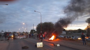 Las familias de la escuela 300 volvieron a cortar la Ruta 151 y 69 en San Isidro. (Archivo).-
