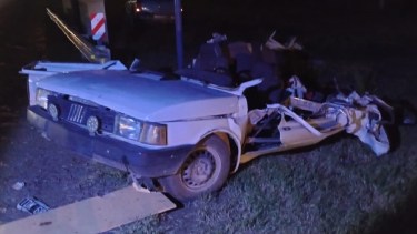 Dos jóvenes fueron rescatados por personal de bomberos tras quedar atrapados en el vehículo. Foto: Gentileza.