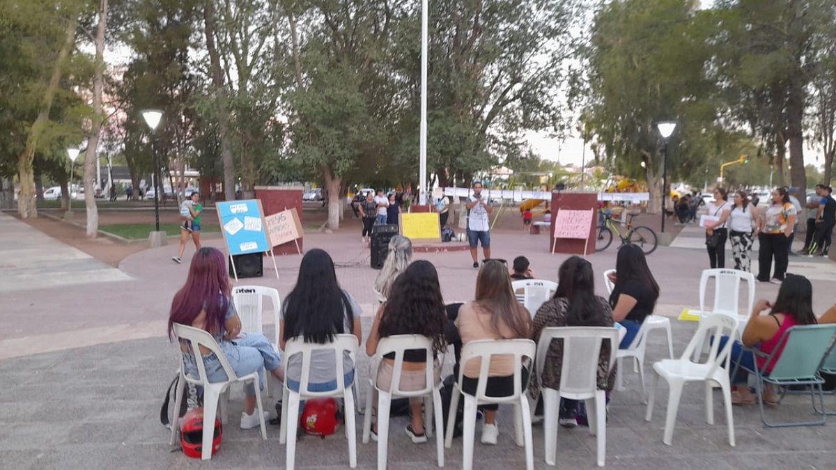 Los alumnos se reunieron en la Plaza San Martín para iniciar las clases. 