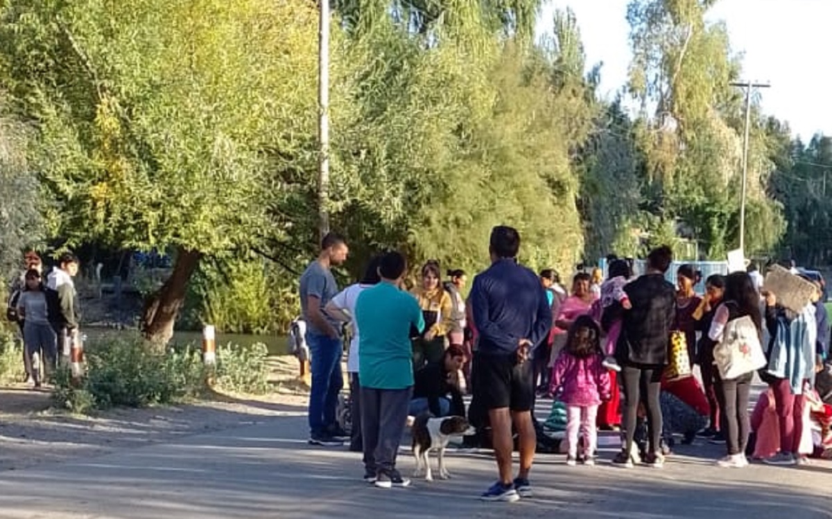 Familias de El Arroyón durante el corte de la Ruta Provincial 70. Foto: gentileza.