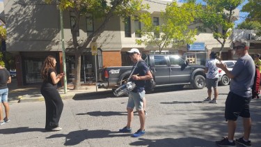 Los vecinos de Fernández Oro se manifestaron frente a las oficinas de la inmobiliaria. Foto: Gentileza.