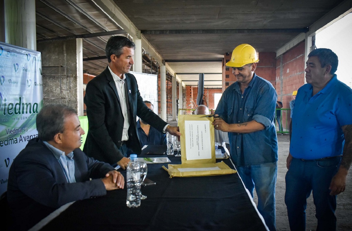 El acto se realizó en un sector de la terminal de ómnibus de Viedma.  